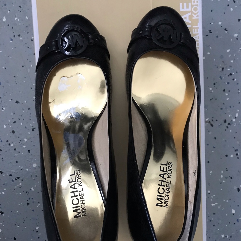 Michael Kors Black patent leather kitten heel sz 7